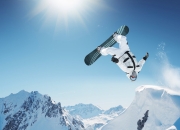 开云足球直播-F1新赛季揭幕战之夜，德里赫特以钢铁意志主宰比赛走向