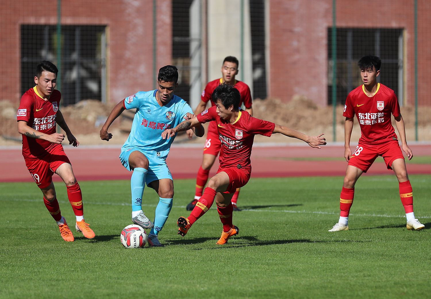 黄蜂完胜雷霆，福克斯完成帽子戏法的简单介绍