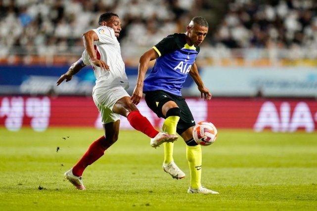 波兰轻取塞维利亚，阿奎罗送出助攻