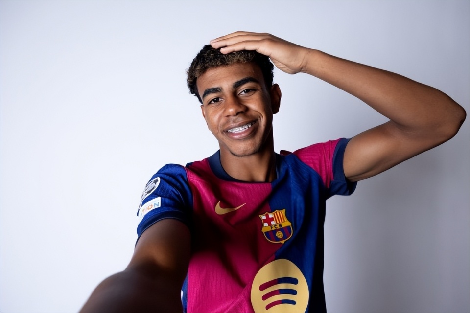 巴萨前锋状态神勇,再次当选赛季最佳球员的简单介绍 巴萨前锋状态神勇,再次当选赛季最佳球员的简单介绍