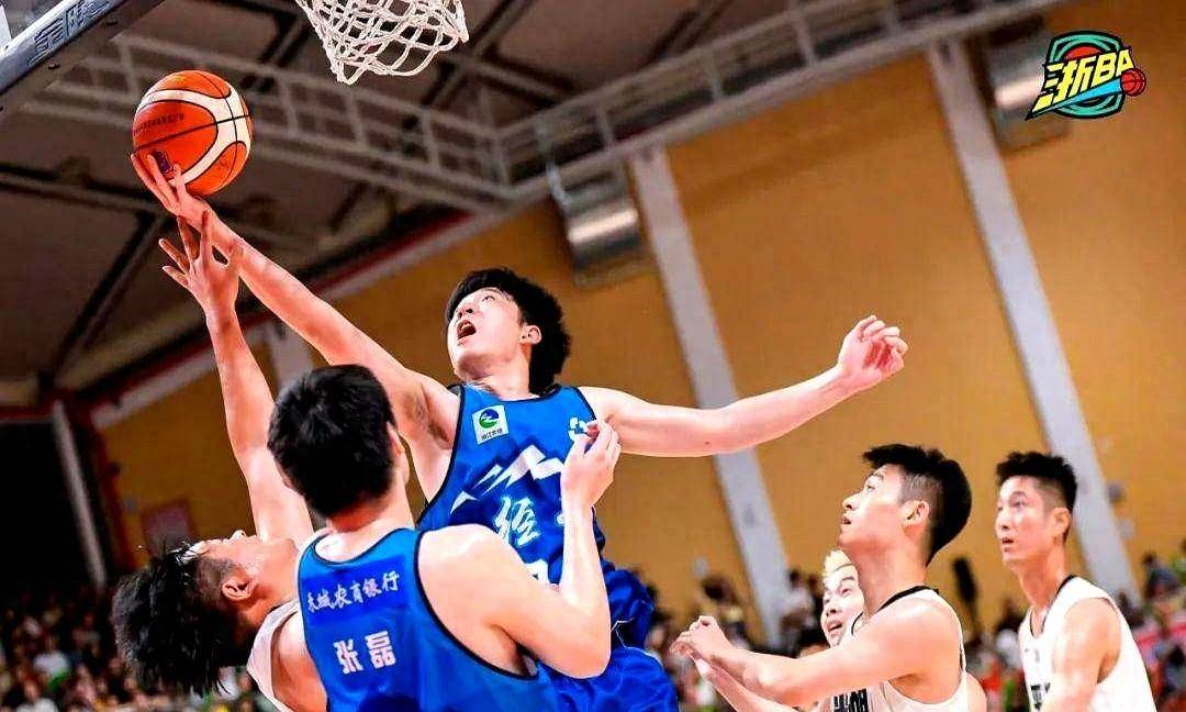 运动员们奋勇拼搏，技艺高超，篮球比赛精神悠悠的简单介绍