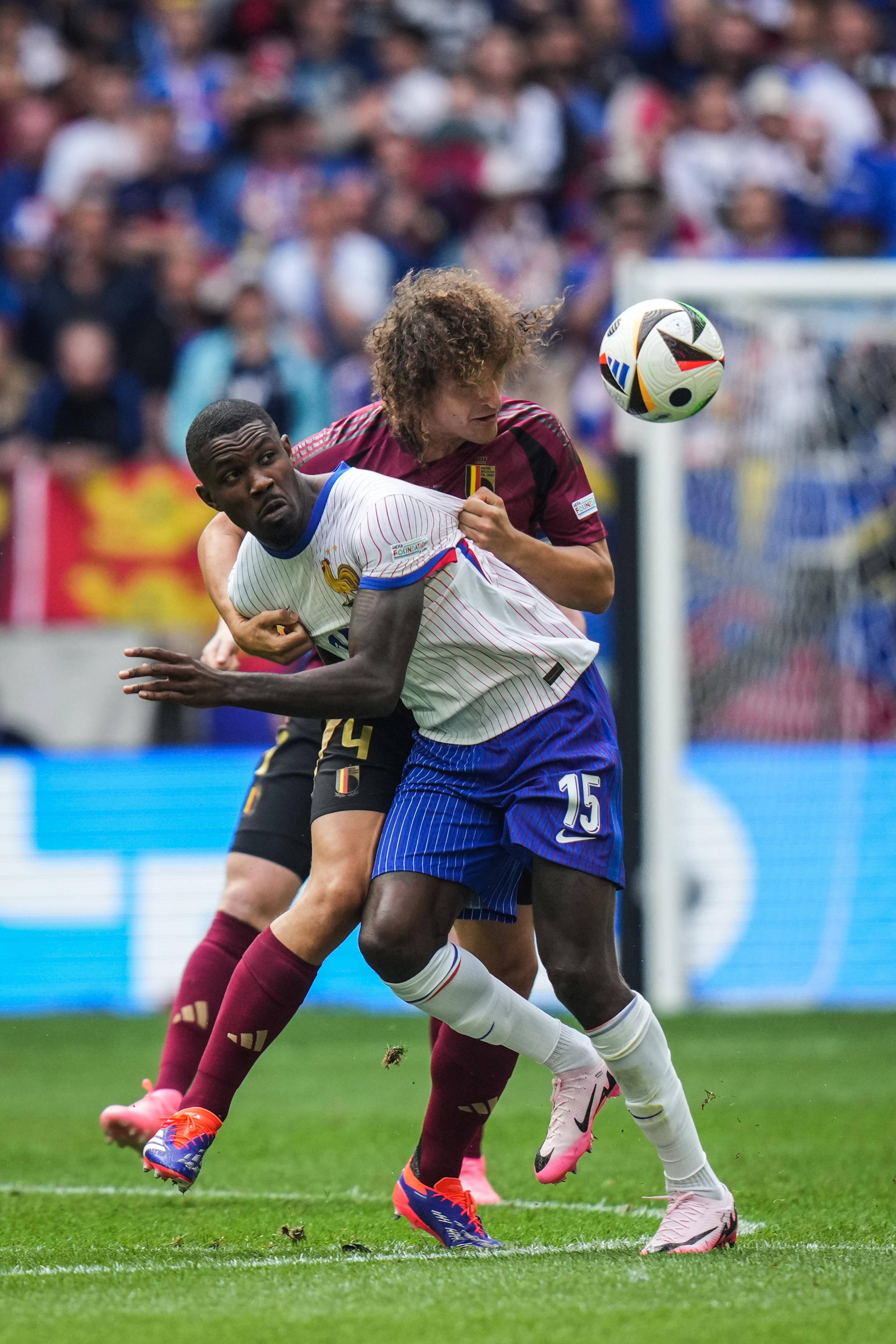 包含法国足球队在国外比赛中赢得殊荣的词条