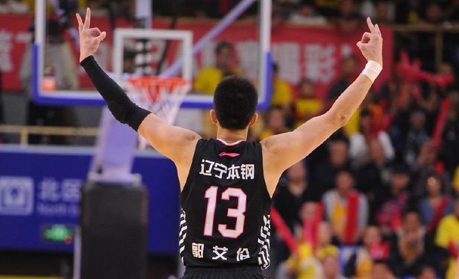 关于防守端硬朗让对手束手就擒，全场观众为之欢呼的信息