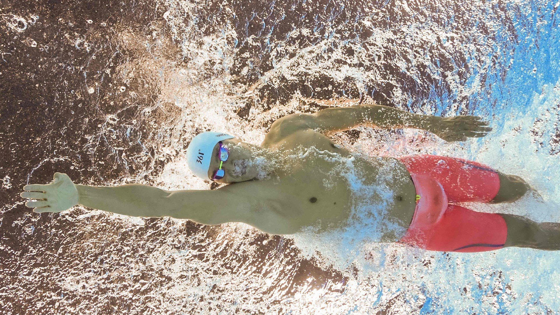 赛道上的逆袭，周冠宇高光时刻，哈斯车队如何碾压雷诺